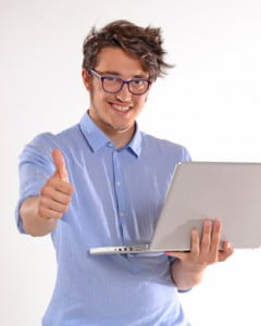 Joven ejecutivo optimista trabajando en un ordenador,estudiante.