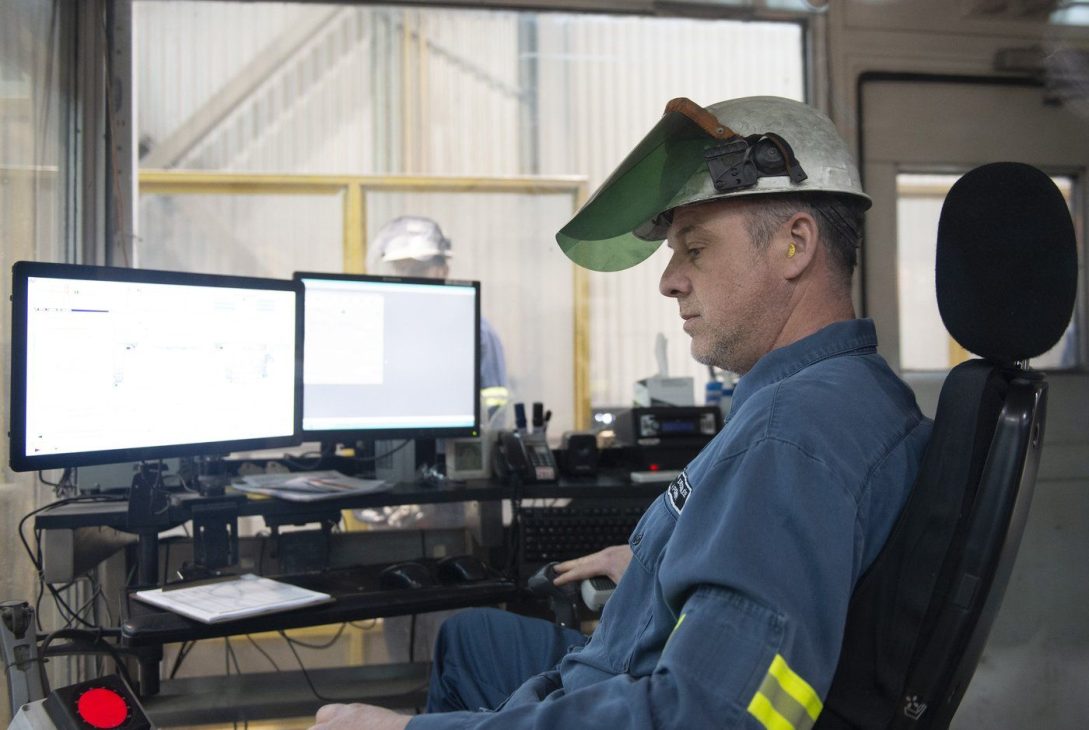 Yan Poirier travaille sur une aluminerie à l'intérieur de l'usine