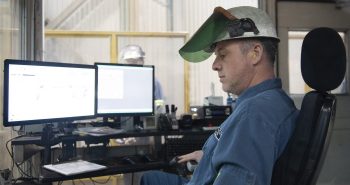 Yan Poirier travaille sur une aluminerie à l'intérieur de l'usine