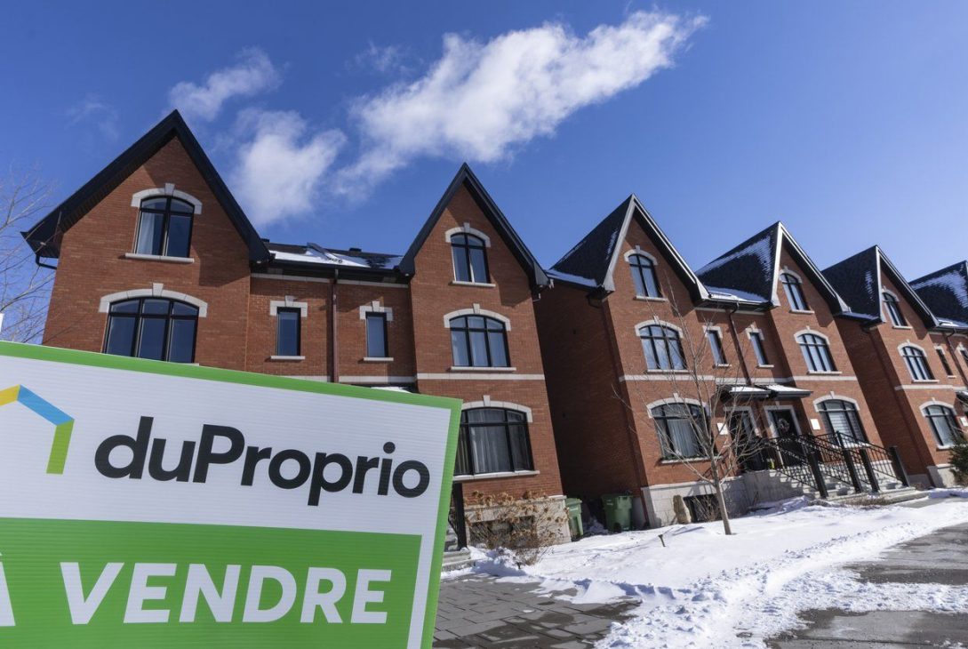 Un panneau «à vendre» est visible devant un nouvel ensemble résidentiel à LaSalle