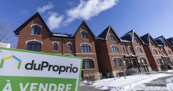 Un panneau «à vendre» est visible devant un nouvel ensemble résidentiel à LaSalle