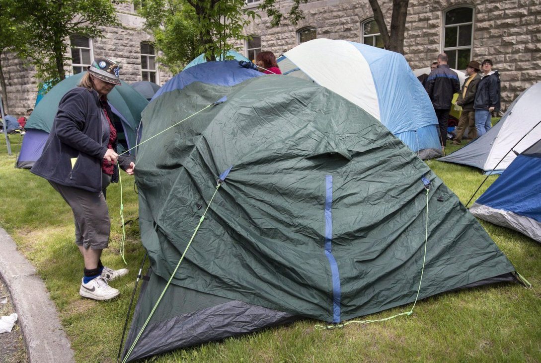 Des manifestants montent un campement au centre-ville de Montréal