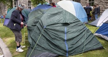 Des manifestants montent un campement au centre-ville de Montréal