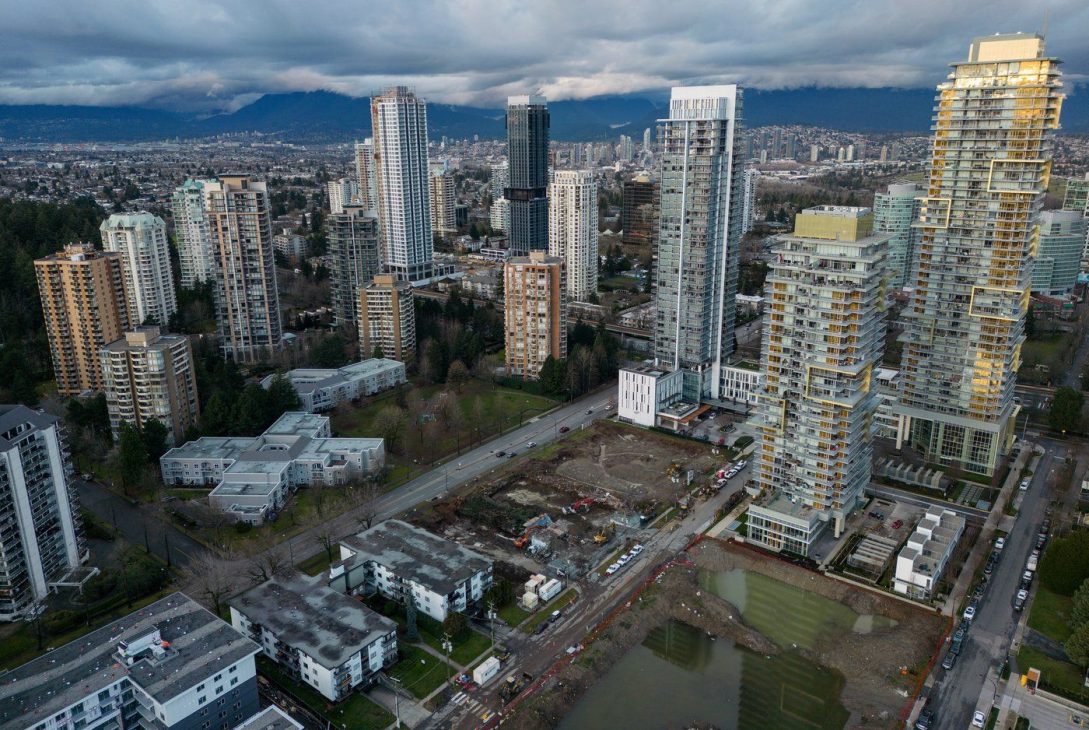 Au milieu de tours d’habitation, de la machinerie lourde est utilisée pour la démolition d’immeubles d’appartements