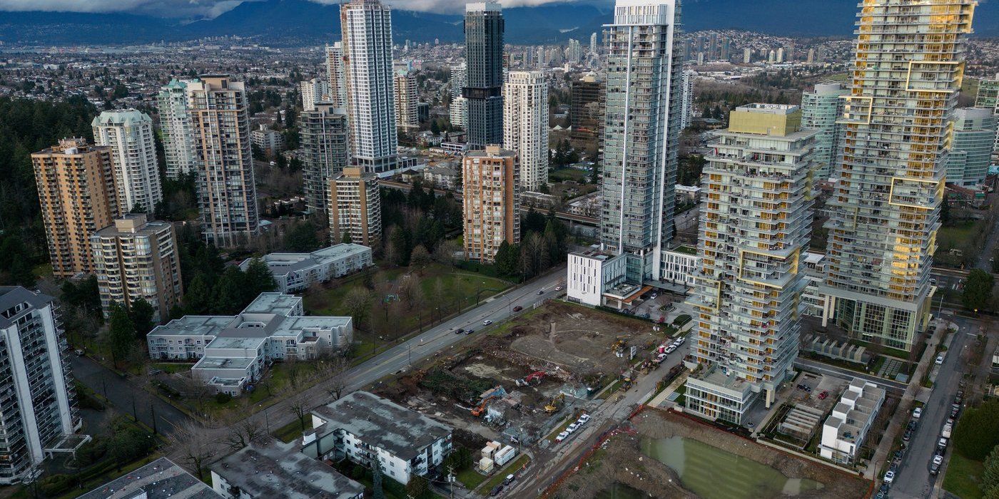 Au milieu de tours d’habitation, de la machinerie lourde est utilisée pour la démolition d’immeubles d’appartements