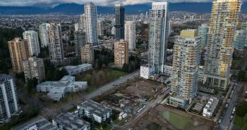 Au milieu de tours d’habitation, de la machinerie lourde est utilisée pour la démolition d’immeubles d’appartements