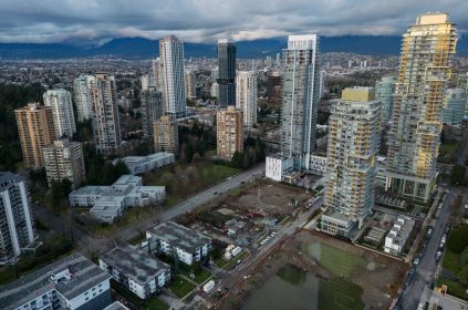 Au milieu de tours d’habitation, de la machinerie lourde est utilisée pour la démolition d’immeubles d’appartements