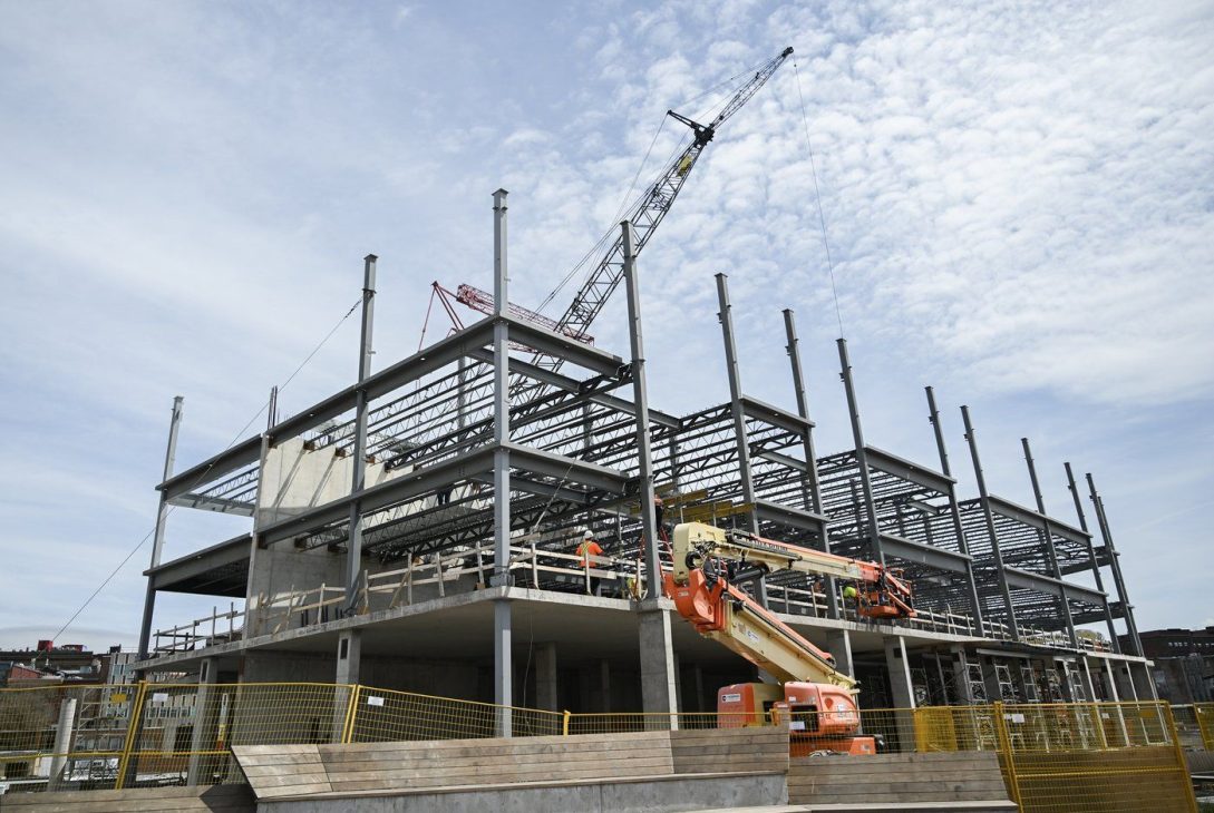 Un nouvel immeuble de condos en construction à Saint-Jean, au Nouveau-Brunswick